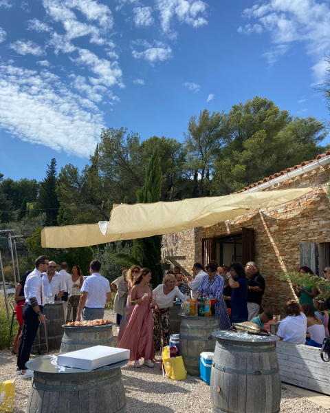 Réserver une salle pour anniversaire pas cher dans un vignoble calme et fleuri à Bandol avec vue campagne et cadre paisible